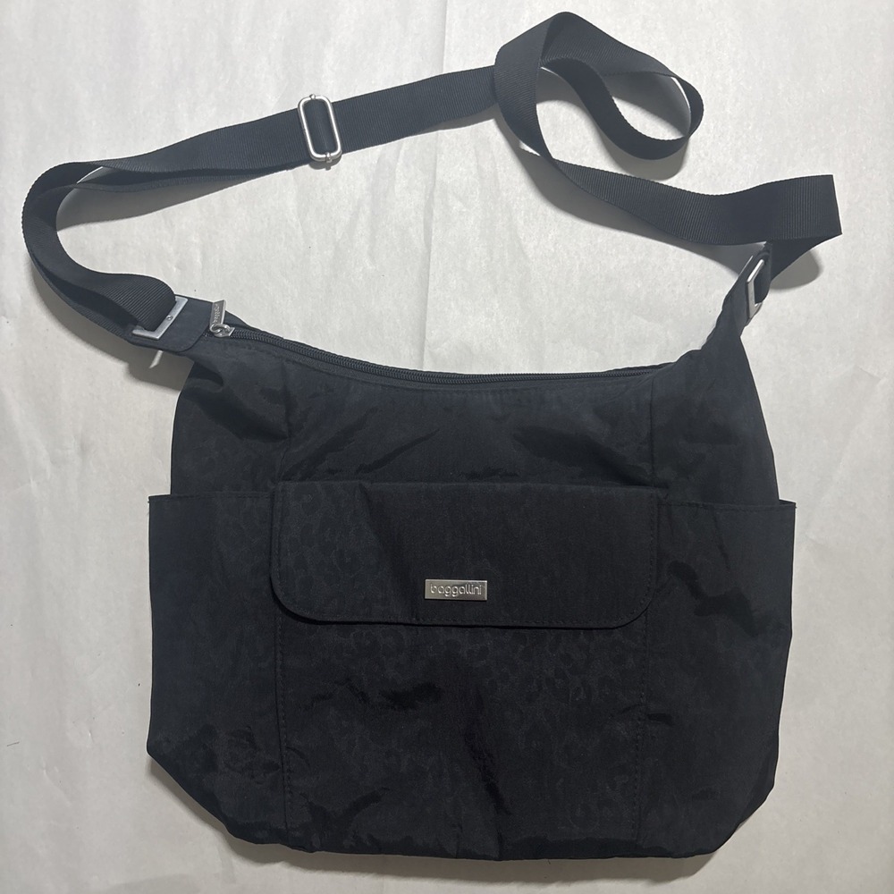 Baggallini Black Cheetah Crossbody Bag Adjustable Strap Zip + Magnetic Closure